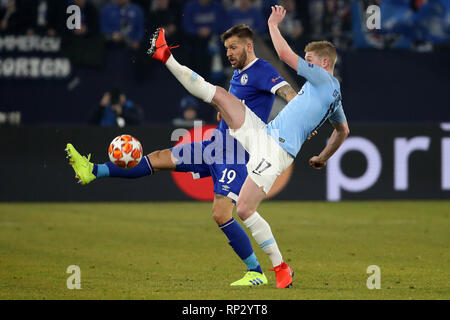 Gelsenkirchen, Deutschland. 20 Feb, 2019. Guido Burgstaller (L) von Schalke 04 Mias mit Kevin De Bruyne von Manchester City während der UEFA Champions League Achtelfinale Hinspiel Fußball Match in Gelsenkirchen, Deutschland, Feb.20, 2019. Quelle: Joachim Bywaletz/Xinhua/Alamy leben Nachrichten Stockfoto