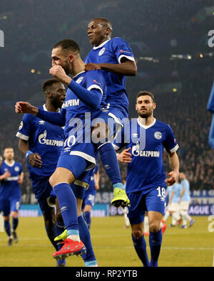 Gelsenkirchen, Deutschland. 20 Feb, 2019. Die Spieler von Schalke 04 feiern, nachdem zählen während der UEFA Champions League Achtelfinale Hinspiel Fußballspiel zwischen Manchester City und den FC Schalke 04 in Gelsenkirchen, Deutschland, Feb.20, 2019. Quelle: Joachim Bywaletz/Xinhua/Alamy leben Nachrichten Stockfoto