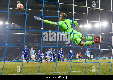 Gelsenkirchen, Deutschland. 20 Feb, 2019. Leroy Sane (5 L) von Manchester City Kerben während der UEFA Champions League Achtelfinale Hinspiel Fußballspiel zwischen Manchester City und den FC Schalke 04 in Gelsenkirchen, Deutschland, Feb.20, 2019. Quelle: Joachim Bywaletz/Xinhua/Alamy leben Nachrichten Stockfoto