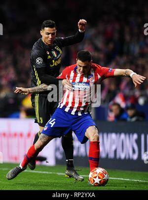 Madrid, Spanien. 20 Feb, 2019. Juventus' Cristiano Ronaldo (L) Mias mit Atletico de Madrid Jose Maria Gimenez während der UEFA Champions League Spiel in Madrid, Spanien, Februar 20, 2019. Atletico de Madrid gewann 2-0. Quelle: Guo Qiuda/Xinhua/Alamy leben Nachrichten Stockfoto