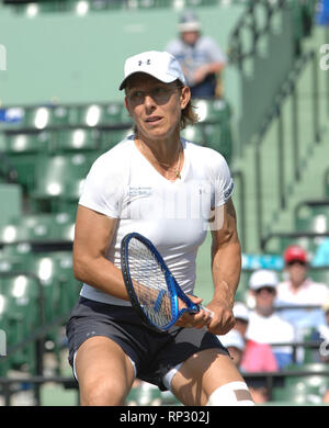 MIAMI - April 02, 2006: Bei den Frauen verdoppelt Finale der 2006 NASDAQ-100 öffnen. AndSamanthaÊStosur LisaÊRaymond (USA) (AUS) besiegt LiezelÊHuber (RSA) andMartinaÊNavratilova (USA) 6-4, 7-5 In geraden Sätzen an den NASDAQ-100 Open, Teil der Sony Ericsson WTA Tour, im Tennis Center am Crandon Park am 2. April 2006 in Miami, Florida. Leute; MartinaÊNavratilova Stockfoto