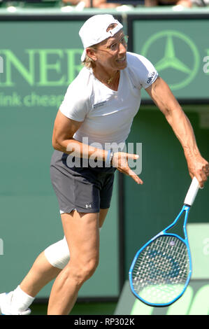 MIAMI - April 02, 2006: Bei den Frauen verdoppelt Finale der 2006 NASDAQ-100 öffnen. AndSamanthaÊStosur LisaÊRaymond (USA) (AUS) besiegt LiezelÊHuber (RSA) andMartinaÊNavratilova (USA) 6-4, 7-5 In geraden Sätzen an den NASDAQ-100 Open, Teil der Sony Ericsson WTA Tour, im Tennis Center am Crandon Park am 2. April 2006 in Miami, Florida. Leute; MartinaÊNavratilova Stockfoto