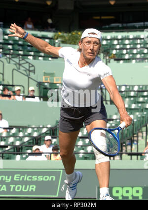 MIAMI - April 02, 2006: Bei den Frauen verdoppelt Finale der 2006 NASDAQ-100 öffnen. AndSamanthaÊStosur LisaÊRaymond (USA) (AUS) besiegt LiezelÊHuber (RSA) andMartinaÊNavratilova (USA) 6-4, 7-5 In geraden Sätzen an den NASDAQ-100 Open, Teil der Sony Ericsson WTA Tour, im Tennis Center am Crandon Park am 2. April 2006 in Miami, Florida. Leute; MartinaÊNavratilova Stockfoto