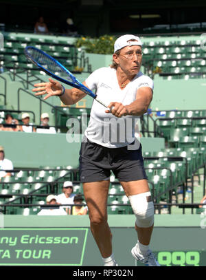 MIAMI - April 02, 2006: Bei den Frauen verdoppelt Finale der 2006 NASDAQ-100 öffnen. AndSamanthaÊStosur LisaÊRaymond (USA) (AUS) besiegt LiezelÊHuber (RSA) andMartinaÊNavratilova (USA) 6-4, 7-5 In geraden Sätzen an den NASDAQ-100 Open, Teil der Sony Ericsson WTA Tour, im Tennis Center am Crandon Park am 2. April 2006 in Miami, Florida. Leute; MartinaÊNavratilova Stockfoto