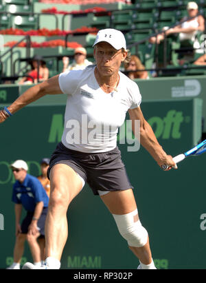 MIAMI - April 02, 2006: Bei den Frauen verdoppelt Finale der 2006 NASDAQ-100 öffnen. AndSamanthaÊStosur LisaÊRaymond (USA) (AUS) besiegt LiezelÊHuber (RSA) andMartinaÊNavratilova (USA) 6-4, 7-5 In geraden Sätzen an den NASDAQ-100 Open, Teil der Sony Ericsson WTA Tour, im Tennis Center am Crandon Park am 2. April 2006 in Miami, Florida. Leute; MartinaÊNavratilova Stockfoto