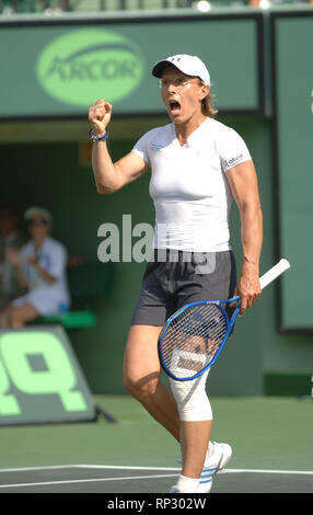 MIAMI - April 02, 2006: Bei den Frauen verdoppelt Finale der 2006 NASDAQ-100 öffnen. AndSamanthaÊStosur LisaÊRaymond (USA) (AUS) besiegt LiezelÊHuber (RSA) andMartinaÊNavratilova (USA) 6-4, 7-5 In geraden Sätzen an den NASDAQ-100 Open, Teil der Sony Ericsson WTA Tour, im Tennis Center am Crandon Park am 2. April 2006 in Miami, Florida. Leute; MartinaÊNavratilova Stockfoto