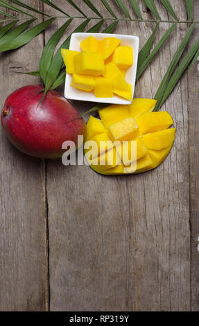 Frische tropische Mango auf Holz- Hintergrund. Ansicht von oben. Stockfoto