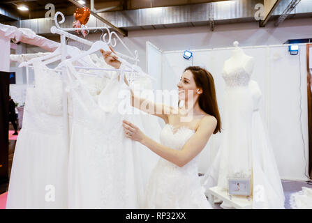 06.01.2019, Essen, Nordrhein-Westfalen, Deutschland - die Frau, die in einer Hochzeit Kleid, die versuchen, auf die bei der Hochzeit Masse. Präsentiert Szene mit einem Modell aus der Boo Stockfoto