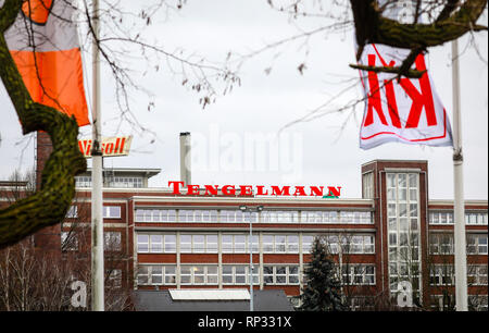 16.01.2019, Mülheim an der Ruhr, Nordrhein-Westfalen, Deutschland - Hauptsitz der Unternehmensgruppe Tengelmann mit Fahnen von KIK und OBI. 00 X 190116 D005 AUTO Stockfoto