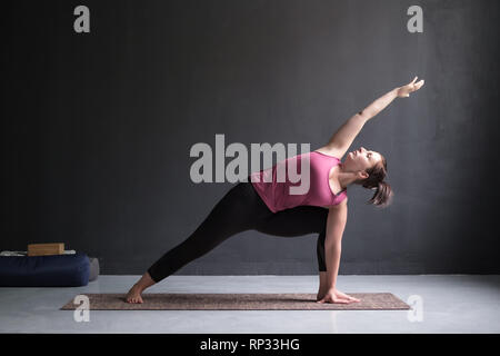 Frau tun die Gestreckte Flankendehnung Haltung, Utthita Parsva Konasana. Stockfoto