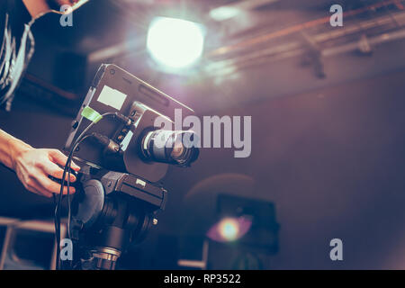 Männliche Kameramann einen Film Kamera in ein TV-Studio Stockfoto
