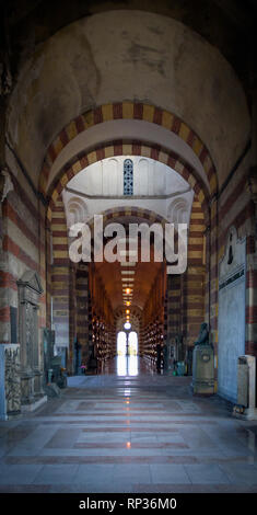 Im Inneren der Kapelle auf dem Friedhof in Mailand. Stockfoto