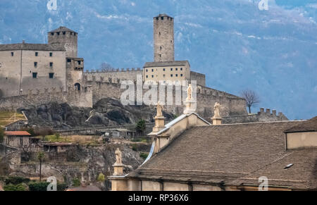 Bellinzona, der Hauptstadt der südlichen Schweiz Tessin Kanton. Ein UNESCO-Weltkulturerbe, für seine 3 mittelalterliche Burgen: Castelgrande, Sa Stockfoto