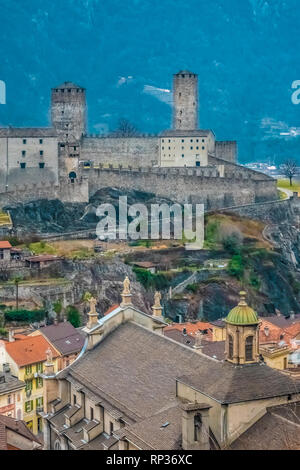 Bellinzona, der Hauptstadt der südlichen Schweiz Tessin Kanton. Ein UNESCO-Weltkulturerbe, für seine 3 mittelalterliche Burgen: Castelgrande, Sa Stockfoto