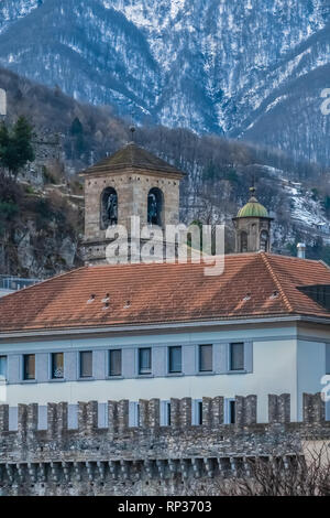 Bellinzona, der Hauptstadt der südlichen Schweiz Tessin Kanton. Ein UNESCO-Weltkulturerbe, für seine 3 mittelalterliche Burgen: Castelgrande, Sa Stockfoto