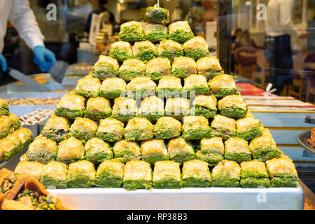 Östliche Spezialitäten in einem breiten Spektrum, Baklava, Turkish Delight mit Mandel-, Cashew und Pistazien auf Platten Stockfoto