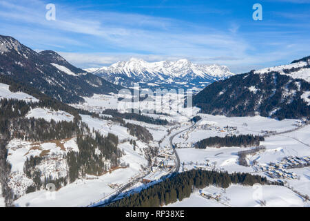 Panoramablick auf den Winter Berge in den Alpen Österreich. Blick von oben. Landschaft Foto mit Drohne erfasst. Europa. Stockfoto