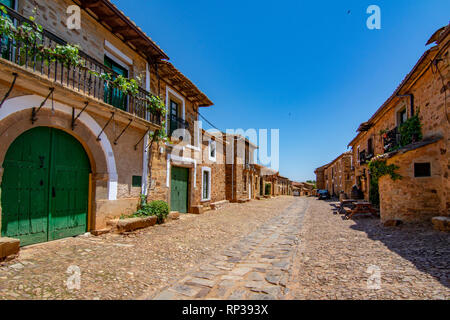 Castrillo de los Polvazares, Leon, Spanien, Juni 2017: Hauptstraße der mittelalterlichen Dorf castrillo de los Polvazares, im Nordwesten von Spanien. Es ist Stockfoto