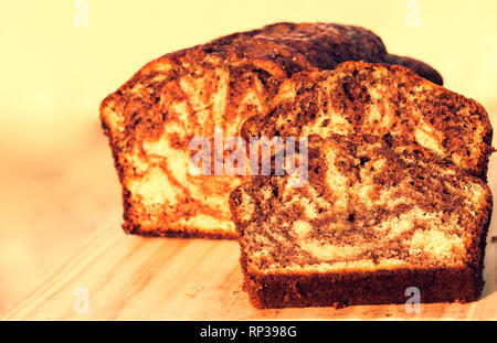 Lecker und flauschige Schoko und Zitrone Biskuitteig. Close Up. Selektiver Fokus Stockfoto