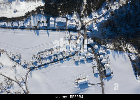 Luftaufnahme von Itter traditionellen österreichischen Dorf von Schnee im Winter morgens bedeckt. Touristische Destination in den Alpen. Stockfoto
