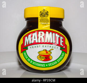 Nahaufnahme Glas Marmite Yeast vegan Verbreitung extrahieren Stockfoto