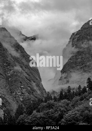 In Schwarz und Weiß, malerischen Blick auf Great Himalaya von Indien. Die Stelle im Bild ist in der Nähe das Tal der Blumen, Uttarakhand, Indien. Stockfoto