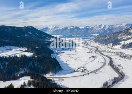 Panoramablick auf den Winter Berge in den Alpen Österreich. Blick von oben. Landschaft Foto mit Drohne erfasst. Europa. Stockfoto