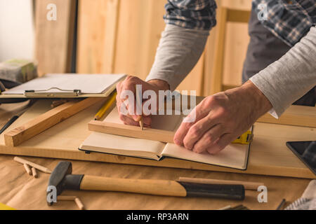 Tischler, Holz- Bilderrahmen in kleinen Unternehmen Holzarbeiten Workshop, in der Nähe der Hände Stockfoto