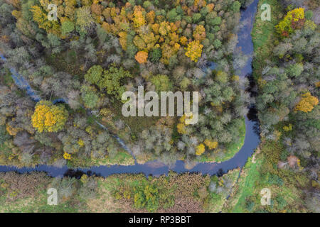 Luftaufnahme der Amme Fluss im Herbst, Europa, Estland Stockfoto