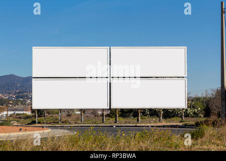 Vier große leere Plakate für die Werbung Stockfoto