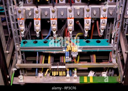 Closeup alte Distribution Fall im Werk. Elektrisches System im Schrank. Alte elektrische Schalttafel. Elektrische Schalttafel. Veraltete Stromversorgung Stockfoto