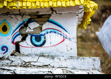 Erdbebenschäden haben das Auge von Swayambhunath in einem Stupa-Tempel, Nepal, gebrochen Stockfoto