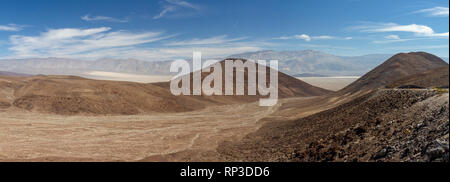 Blick vom Vater Crowley Blicken auf der Suche nach Westen entlang Rainbow Canyon (die 'Star Wars Canyon') in Richtung Death Valley, Death Valley National Park, CA, USA Stockfoto