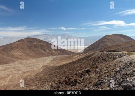 Blick vom Vater Crowley Blicken auf der Suche nach Westen entlang Rainbow Canyon (die 'Star Wars Canyon') in Richtung Death Valley, Death Valley National Park, CA, USA Stockfoto