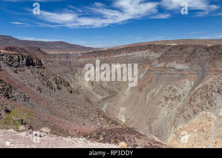 Blick vom Vater Crowley Blicken auf der Suche NW entlang Rainbow Canyon (die 'Star Wars Canyon') in Richtung Death Valley, Death Valley National Park, CA, USA Stockfoto