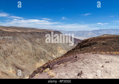 Blick vom Vater Crowley Blicken auf der Suche nach Westen entlang Rainbow Canyon (die 'Star Wars Canyon') in Richtung Death Valley, Death Valley National Park, CA, USA Stockfoto