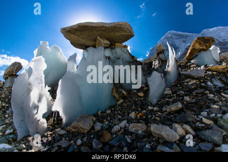 Große Felsbrocken Balance auf schmelzendes Eis, da die Jahreszeit ändert sich von Winter zu Sommer. Stockfoto