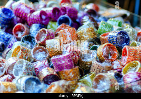 Eine Nahaufnahme/Nahaufnahme einer großen Sammlung von bunten/bunte Glas/Kunststoff Armbänder/Armreifen im Verkauf bei Laad Basar, Hyderabad, Telangana, Indien. Stockfoto