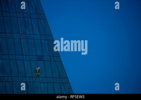 Eine Nahaufnahme eines Glasreiniger auf in Baku Flame Tower. Stockfoto