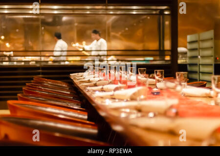 Tabellen in einem exklusiven indischen Restaurant in Hyderabad, Telangana, Indien, bereit, mit Servietten und Gläser für Gäste ankommen und Speisen. Stockfoto