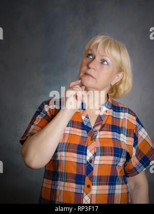 Porträt einer Frau mittleren Alters denken gegen. Stockfoto