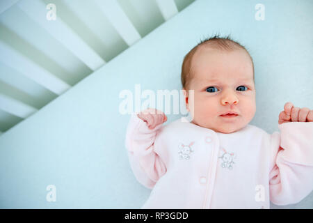 Zwei Wochen altes Baby Mädchen in Wiege Cute Stockfoto