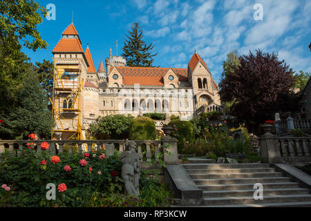 Bori Schloss in Szekesfehervar, Ungarn. Die Fassade des Gebäudes, Treppen und blühenden Rosen. Stockfoto