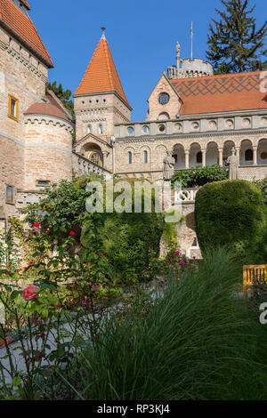 Bori Schloss in Szekesfehervar, Ungarn. Die Fassade des Gebäudes, Gehweg und blühenden Rosen. Stockfoto