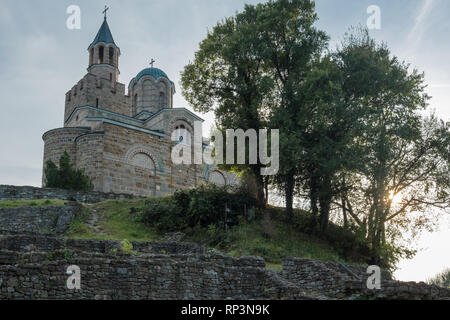 Suchen bis zu Orthodoxen Kirche "Himmelfahrt Christi Patriarchalischen' auf einem Hügel im Inneren Tsarevets Festung, Veliko Tarnovo, Bulgarien. Stockfoto