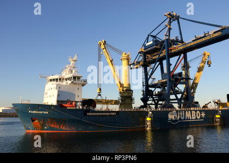 Die schwere Last Schiff Fairmaster ist mit einer Überladebrücke am 15. Februar 2019 im Hafen von Rotterdam geladen Stockfoto