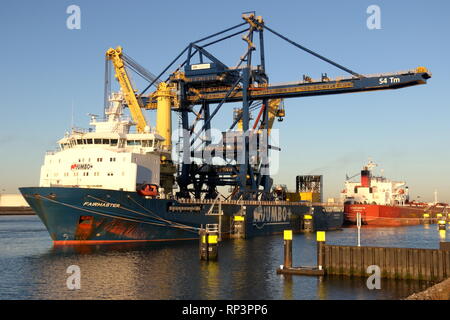 Die schwere Last Schiff Fairmaster ist mit einer Überladebrücke am 15. Februar 2019 im Hafen von Rotterdam geladen Stockfoto