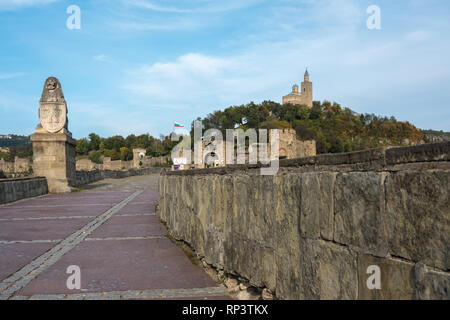 Auf der Suche nach Christi Himmelfahrt Patriarchalkirche innerhalb der dicken Mauern der Tsarevets Festung in Veliko Tarnovo, Bulgarien. Stockfoto