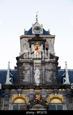 "Justicia, die Personifikation der Gerechtigkeit, auf der Fassade des Stadhuis (Rathaus) in Delft, Niederlande. Das Gebäude stammt aus der Niederländischen Stockfoto
