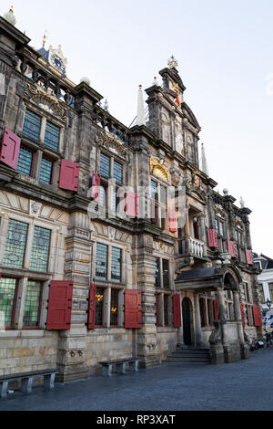 Die Fassade des Stadhuis (Rathaus) in Delft, Niederlande. Das Gebäude stammt aus der Niederländischen Goldenen Zeitalter. Stockfoto